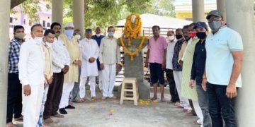 वरिष्ठ कांग्रेसी नेता स्व श्री मोहन सिंह बुंदेला जी के जन्मदिवस पे उनकी मूर्ति पर  पुष्पांजलि अर्पित कर संकल्प लिया।