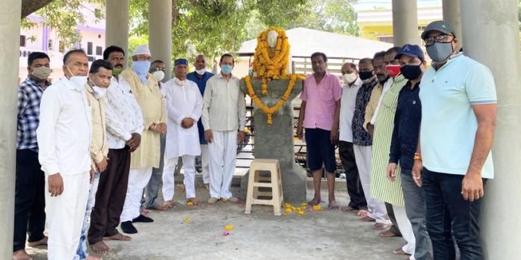 वरिष्ठ कांग्रेसी नेता स्व श्री मोहन सिंह बुंदेला जी के जन्मदिवस पे उनकी मूर्ति पर  पुष्पांजलि अर्पित कर संकल्प लिया।