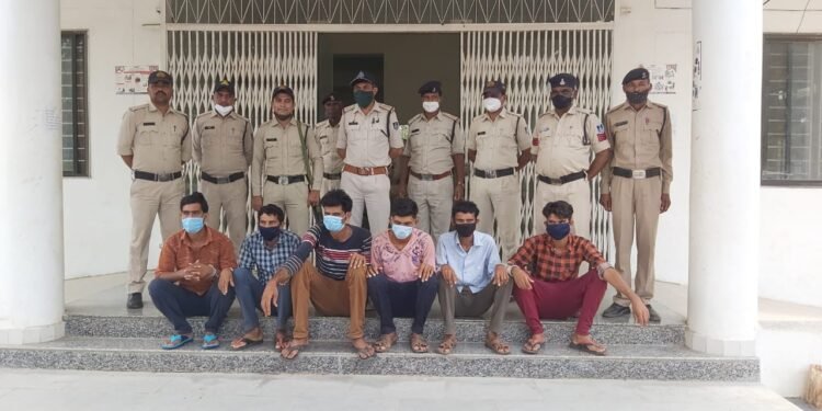 आरोपी को सागोनी बड़ागांव के खेतों में से गिरफ्तार करने की पुलिस को सफलता मिली।
