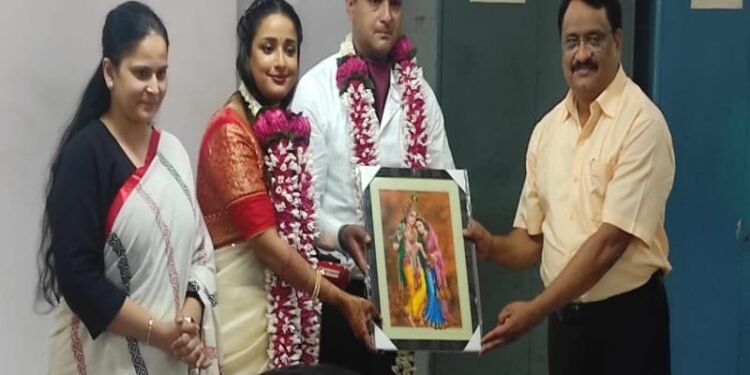 बैंड-बाजा न बारात…सिटी मजिस्ट्रेट ने आर्मी मैजर से कोर्ट में 500 रु. में की शादी। देखें वीडियो