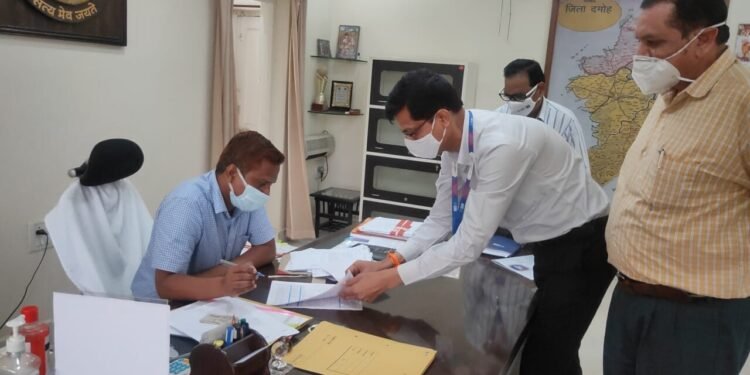 जिनके परिवार में बेटियां हैं और वह पात्रता रखते हैं, अपनी बेटी का सुकन्या समृधि योजना के तहत खाता अवश्य खुलवाये-कलेक्टर श्री चेतन्य