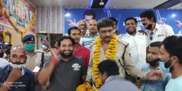 नवयुक्त आई.एस.ओ आवर्ड सम्मानित नोगाव के थाना टी. आई आनंद तिवारी का स्वागत कर बधाई दी।