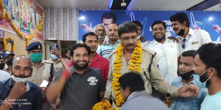 नवयुक्त आई.एस.ओ आवर्ड सम्मानित नोगाव के थाना टी. आई आनंद तिवारी का स्वागत कर बधाई दी।