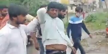 भाजपा नेता के पुत्र को सरे राह पीटते हुए ले गए थाने, सांसद प्रतिनिधि पुत्र को छुड़ाने के लिये थाने पहुचे कई भाजपा नेता.. वीडियो