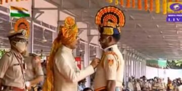 मध्य प्रदेश पुलिस विभाग के प्रधान आरक्षक व मुस्लिम ककर समाज के समीर खान को सीएम ने राष्ट्रपति अवार्ड से सम्मानित किया।
