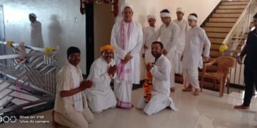 कांग्रेस जिला अध्यक्ष पंडित मनु मिश्रा ने संत परम पूज्य रावतपुरा सरकार जी के दर्शन कर आशीर्वाद लिया।