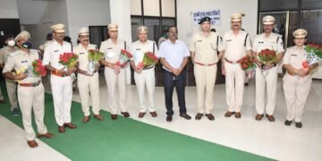 निरीक्षक से कार्यवाहक उप पुलिस अधीक्षक के पद पर पदोन्नत हुये अधिकारियों के कंधेा से रिबिन हटाया।
