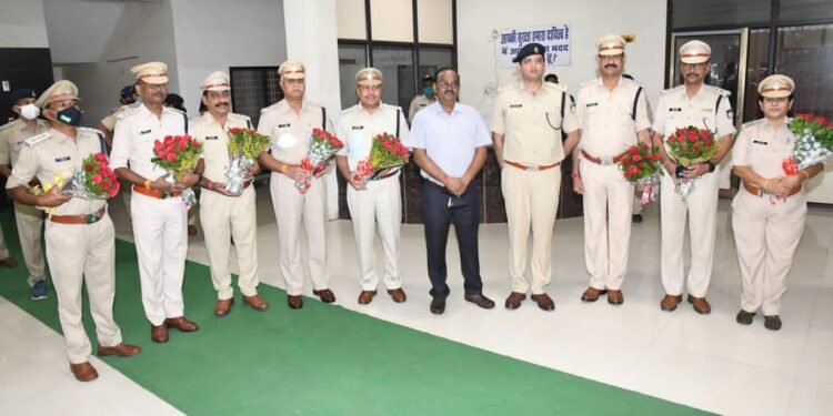 निरीक्षक से कार्यवाहक उप पुलिस अधीक्षक के पद पर पदोन्नत हुये अधिकारियों के कंधेा से रिबिन हटाया।