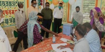 धार कलेक्टर आलोक कुमार सिंह ने सरदारपुर विकासखंड के गांव तिरला में चल रहे वेक्सीनेशन का अवलोकन किया।