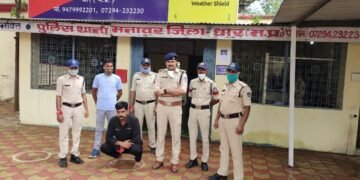 धार पुलिस अधिक्षक श्री आदित्य प्रतापसिंह द्वारा अपराध एवं अपराधीयों पर नियंत्रण करने एवं उनके विरूध्द कठोरतम कार्यवाही करने हेतु लगातार निर्देशित किया गया है । श्रीमान पुलिस अधीक्षक महोदय के आदेश के पालन मे अतिरिक्त पुलिस अधिक्षक श्री देवेन्द्र पाटीदार व एसडीओ(पी) मनावर श्री धीरज बब्बर के मार्गदर्शन में थाना प्रभारी मनावर श्री ब्रजेश कुमार मालवीया के नेतृत्व में चौकी प्रभारी सिंघाना उप निरीक्षक अभिषेक जाधव को कार्यवाही हेतु लगाया गया ।           जिस पर कार्यवाही करते हुए दिनांक 30/08/2021 को मुखबीर द्वारा सुचना प्राप्त हुई की पुलिस चौकी सिंघाना क्षैत्रान्तर्गत बड़वानी मनावर रोड़ पुलिया के पास ग्राम बोरुद के पास एक व्यक्ति अवैध हथियार लिये सफेद कार क्रमांक MP09WE0812 में कही जाने के लिये खड़ा है तुरन्त दबीश दी जाये तो सफलता मिल सकती है जिस पर आरोपी संदीप पिता विरेन्द्रसिंह कुशवाह जाति राजपुत उम्र 32 साल निवासी ग्राम मुंड़ला थाना खुड़ैल जिला इन्दौर को गिरफ्तार करने में सफलता हासिल की आरोपी संदीप के कब्जे से एक देशी 12 बोर का कट्टा व एक देशी 12 बोर का जिन्दा कारतुस जप्त कर आरोपी संदीप के विरुध्द धारा 25ए, 27 आर्म्स एक्ट के तहत प्रकरण पंजीबध्द कर आरोपी संदीप से पुछताछ की जा रही है ।           आरोपी संदीप आदतन अपराधी होकर थाना खुड़ैल जिला इन्दौर का कुख्यात गुण्ड़ा बदमाश है आरोपी के विरुध्द जिला इन्दौर में 10 अपराध पंजीबध्द है जिसमें से 07 अपराध अवैध हथियार के पंजीबध्द है आरोपी के विरुध्द थाना तुकोगंज व थाना परदेशीपुरा में 02-02 अवैध हथियार के अपराध पंजीबध्द है, थाना एमआईजी में अवैध हथियार का 01 व मारपीट का 01 अपराध पंजीबध्द है, थाना एमजी रोड़ में 01 लुट का अपराध पंजीबध्द है, थाना पलासिया में अवैध हथियार का 01 अपराध पंजीबद्ध है, थाना खुड़ैल में 01 अवैध हथियार का अपराध पंजीबध्द है तथा थाना तेजाजी नगर में 01 आबकारी का अपराध पंजीबध्द है ।      आरोपीगणों की गिरफ्तारी में थाना प्रभारी ब्रजेश कुमार मालवीय, चौकी प्रभारी सिंघाना अभिषेक जाधव, उनि. जितेन्द्र बघेल, सउनि. राजेश हाड़ा, प्र.आर. मुकामसिंह, आर. रमेश, आर. ओमप्रकाश, आर. दीपक, आर. राकेश, आर. नैनसिंह, आर. शिवलाल, आर. वकील का विशेष योगदान रहा।