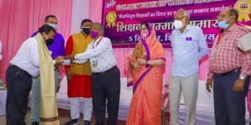 जिला शिक्षक सम्मान समारोह समिति ने 135 सेवानिवृत्त शिक्षकों का सम्मान किया।