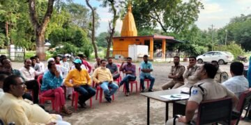 आगामी त्यौहारों को लेकर थाना परिसर में शांति समिति की बैठक हुई संपन्न।