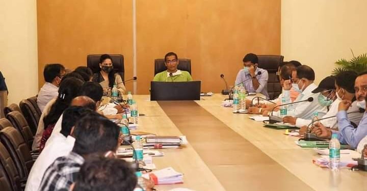 शिकायतों के डीटेल के साथ बैठक में आएं, शिकायतें नाॅन अटेंडेंट ना रहें, जिला अधिकारी यह सुनिश्चित करें – डॉ पंकज जैन, कलेक्टर