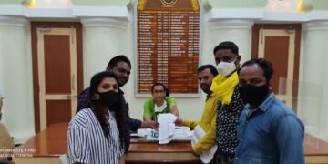 तिरला खेड़ी डैम में हो रही बड़ी बड़ी दरारे जल संसाधन विभाग और निर्माण एजेंसी की मिली भगत भारी लापरवाही को लेकर कलेक्टर महोदय को मुख्यमंत्री महोदय के नाम दिया ज्ञापन।