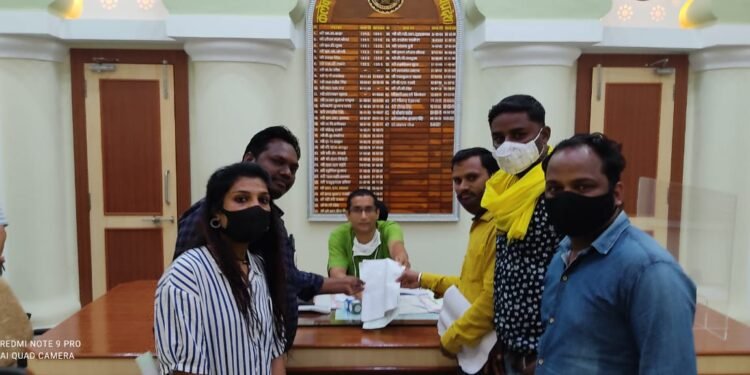 तिरला खेड़ी डैम में हो रही बड़ी बड़ी दरारे जल संसाधन विभाग और निर्माण एजेंसी की मिली भगत भारी लापरवाही को लेकर कलेक्टर महोदय को मुख्यमंत्री महोदय के नाम दिया ज्ञापन।