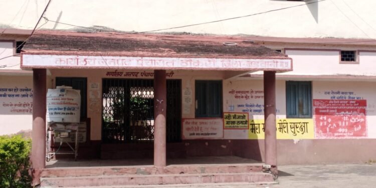 हाई कोर्ट की फटकार के बाद जनपद पंचायत ठिकरी द्वारा सम्बल की राशि वितरित की।