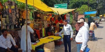 अतिक्रमण के नाम पर प्रशासन लीपा पोती। सड़क से ठेले हटाकर गरीबों को किया परेशान।