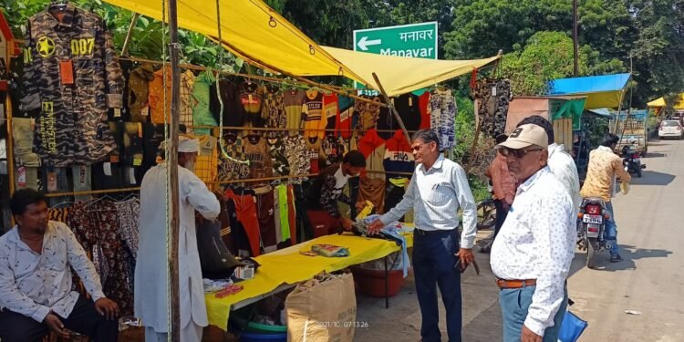 अतिक्रमण के नाम पर प्रशासन लीपा पोती। सड़क से ठेले हटाकर गरीबों को किया परेशान।