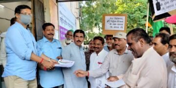बड़े पेट्रोल-डिजल एवं गैस सिलेण्डरों के दामो को लेकर ब्लाॅक कांग्रेस कमेटी धरमपुरी ने सौपा ज्ञापन। वीडियो