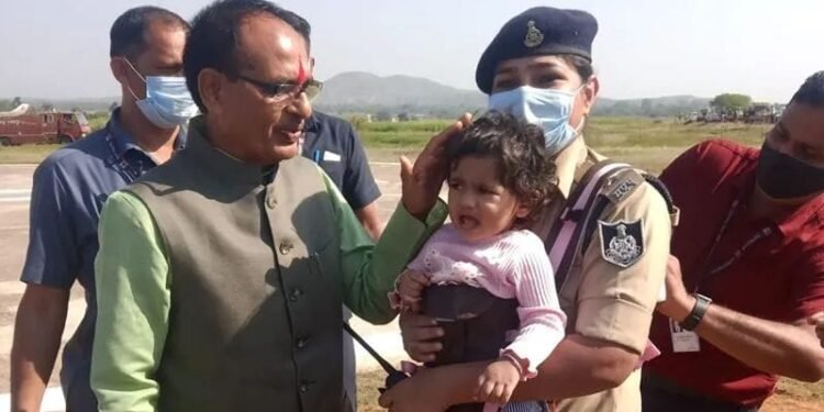 सीने पर बंधी बेटी और हाथ में वायरलेस सेट लेकर कर रही थी ड्यूटी, सीएम ने डीएसपी मोनिका सिंह की प्रशंसा।