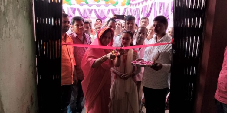राज अकेडमी प्ले ग्रुप स्कूल का उद्घाटन नगर अध्यक्ष सरिता सिंह ने फीता काटकर किया।