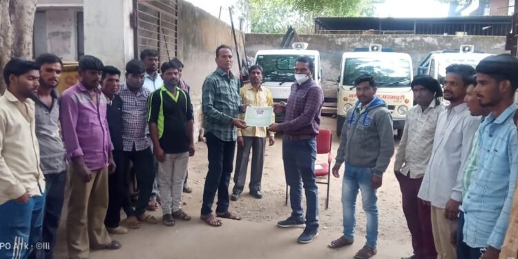 स्वच्छ भारत मिशन अभियान स्वच्छ सर्वेक्षण अंतर्गत सफाई कर्मचारियों को प्रमाण-पत्र प्रदान किया।