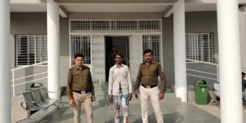 हाट बाजार में मोबाईल चोरी करने वाला आरोपी को दबोच कर किया पुलिस के हवाले।