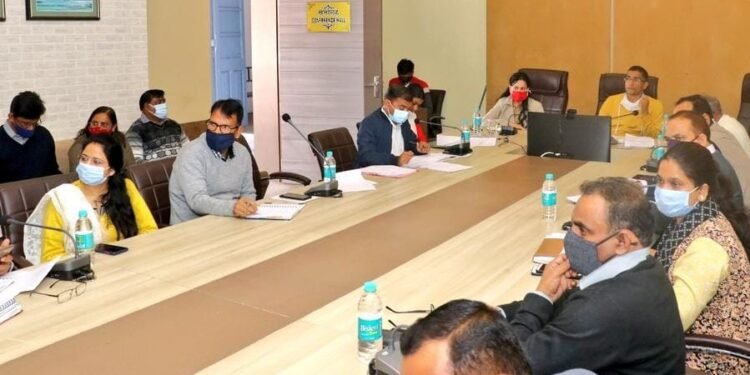 वैक्सीनेशन के कार्य में सामाजिक एवं धार्मिक प्रतिनिधियों की भी सहभागीता की जाए – कलेक्टर डाॅ जैन
