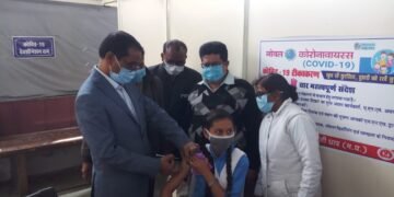 टीकाकरण के लिए बेसब्री से इंतजार कर रही थी खुशी जिला चिकित्सालय में किया गया 15 से 18 वर्ष के बच्चों का टीकाकरण।