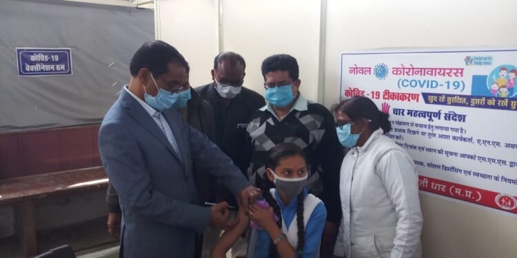 टीकाकरण के लिए बेसब्री से इंतजार कर रही थी खुशी जिला चिकित्सालय में किया गया 15 से 18 वर्ष के बच्चों का टीकाकरण।