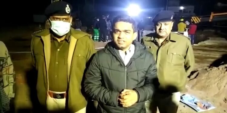 कटनी जिले में चल रहे टरनल के कार्य के दौरान जमीन धंसने से 9 लोग फंसे।