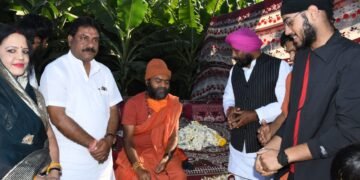 नर्मदा पद परिक्रमा कर रहे संत श्री उत्तम स्वामी जी की यात्रा में ग्राम बगुद से सहगामी बने प्रभारी मंत्री श्री डंग