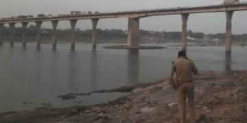 धार : प्रेमी युगल ने लगाई नर्मदा ब्रिज से छलांग, पुलिस जुटी जांच में.. देखें वीडियो