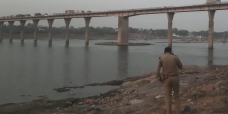 धार : प्रेमी युगल ने लगाई नर्मदा ब्रिज से छलांग, पुलिस जुटी जांच में.. देखें वीडियो