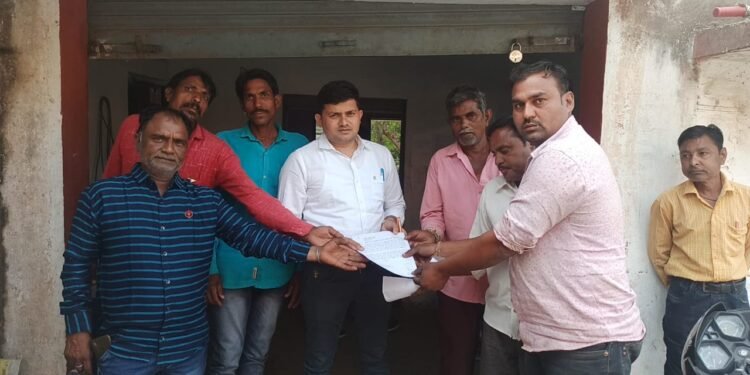 प्रजापत समाज ने कलेक्टर महोदय के नाम नायाब तहसीलदार महोदय को ज्ञापन सौंपा।