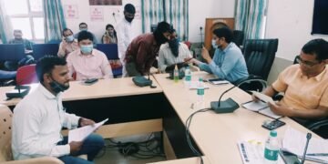 धार जिले की शालाओं में शिक्षकों की पदस्थापना को लेकर आदिवासी समाज द्वारा आज क्लेक्टर महोदय को सौंपा ज्ञापन।