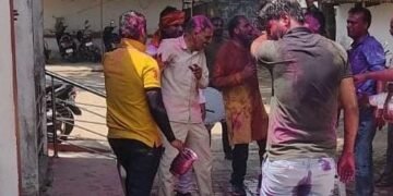 पोस्ट आफिस पर ग्राहक हुए परेशान, समस्त स्टाफ था होली खेलने में मग्न..
