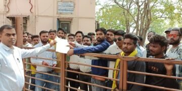 रायसेन में आदिवासी समाज के लोगों के साथ असामाजिक तत्वों द्वारा निर्ममता से की गई हत्या को लेकर धार में ज्ञापन सौंपा।