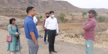 कलेक्टर पहुँचे सराय आवल्या, बंजारीपूरा और पटाड़ापूरा देखे निर्माणाधीन तालाब।