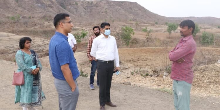 कलेक्टर पहुँचे सराय आवल्या, बंजारीपूरा और पटाड़ापूरा देखे निर्माणाधीन तालाब।