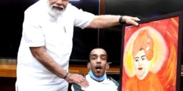 पैरों से पेंटिंग करता है दिव्यांग आयुष कुंडल, आयुष की कला के कायल है प्रधानमंत्री नरेंद्र मोदी भी