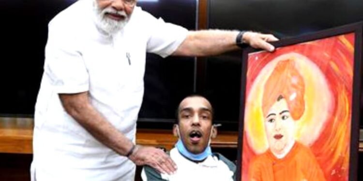 पैरों से पेंटिंग करता है दिव्यांग आयुष कुंडल, आयुष की कला के कायल है प्रधानमंत्री नरेंद्र मोदी भी