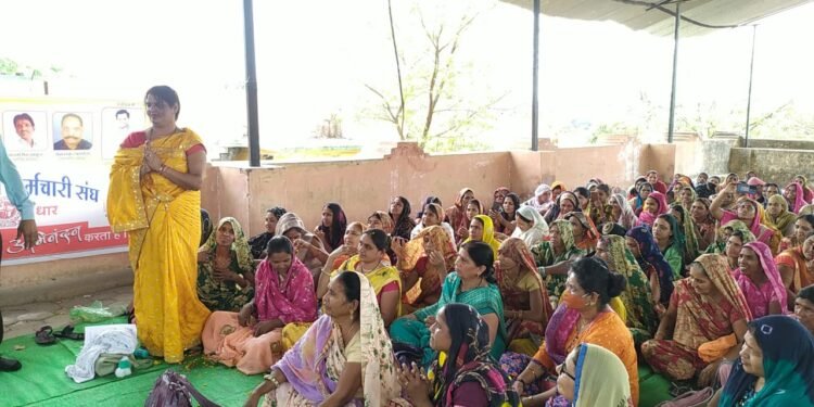 म. प्र लघु वेतन कर्मचारी संघ भोपाल के प्रांतीय आवाहन पर म.प्र के सभी 52 जिलों में कर्मचारियों की जायज मांगों के निराकरण के लिए ज्ञापन सौंपा