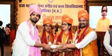 उत्कर्ष पुजारी का मेरिट में चयन, ग्वालियर में सम्मानित ग्वालियर दीक्षांत समारोह में उपाधि एवं सम्मान पत्र प्राप्त करते हुए उत्कर्ष पुजारी।