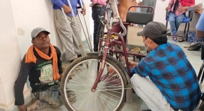 घटिया ट्राइसिकल मिलने से दिव्यांगजन हो रहे परेशान।