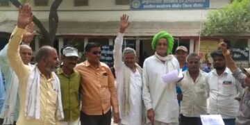 किसान पहुंचे कलेक्ट्रेट जनसुनवाई के दौरान प्रदर्शन, पनीर फेक्ट्री के खिलाफ कार्यवाही करने हेतु लगाये जोरदार नारे