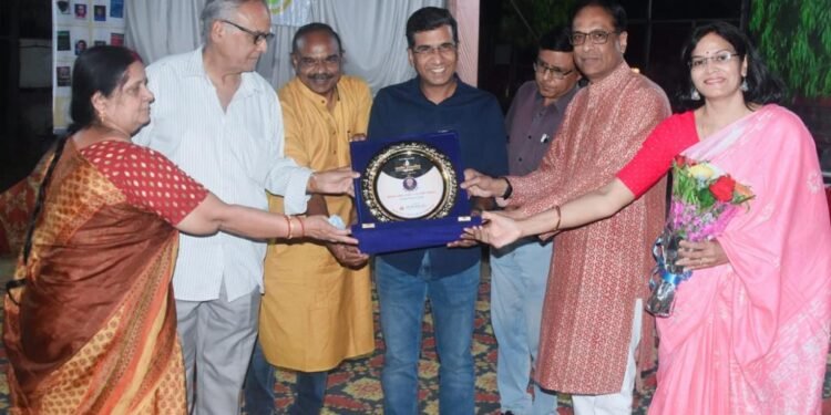 भोपाल में रविवार रात जर्नलिस्ट क्लब के वार्षिक मिलन और भोज समारोह में श्री ब्रजेश राजपूत को शब्द ऋषि सम्मान सौंपा गया…
