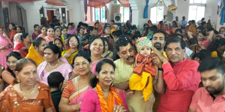 धार : श्री महा ब्रह्म पुराण कथा के चौथे दिवस भगवान श्री कृष्ण का जन्मोत्सव मनाया।