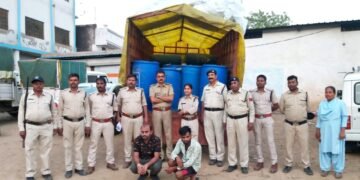 धार : गंधवानी में आयशर वाहन से परिवहन की जा रही स्पिरिट को आबकारी बल ने जप्त किया।