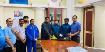 धार कलेक्टर डॉ जैन ने ओलिंपिक में भाग ले रहें खिलाड़ियों को प्रदाय की किट।